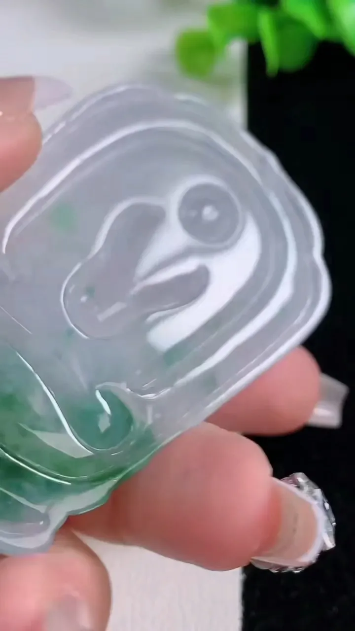 天然A货翡翠种飘花度母观音菩萨吊坠，尺寸64.4-40.6-6，重量:32.78g
12月5日