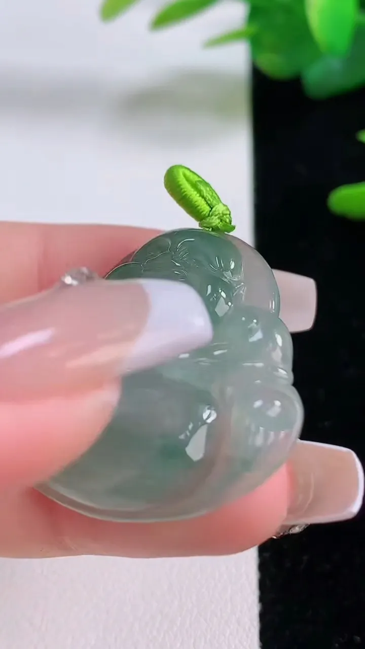 天然A货翡翠冰种飘花佛公吊坠，尺寸31.2-34.6-6，重量:9.65g
12月5日