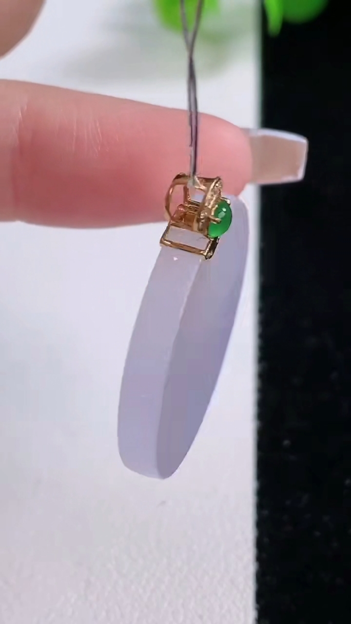 天然A货翡翠种紫罗兰无事牌吊坠，尺寸25.5-3.3，重量:6.52g
12月5日