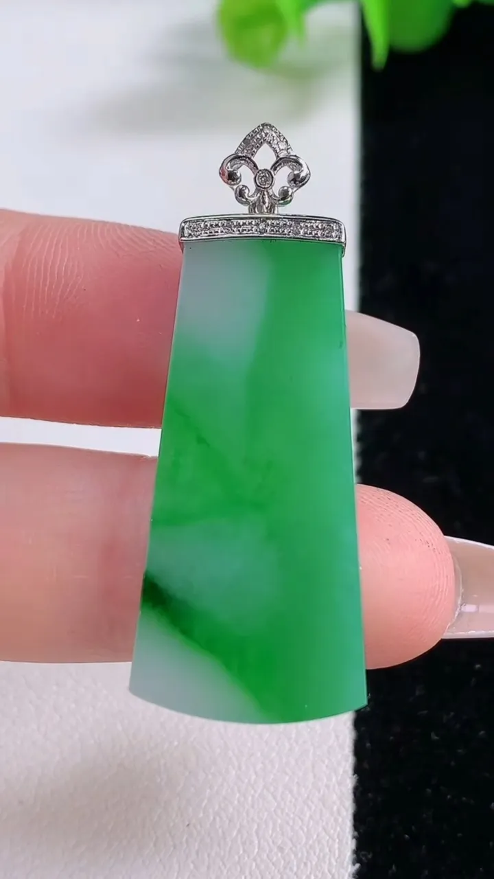 天然A货翡翠无事牌吊坠，尺寸34.7-15.3-3.8，重量:6.40g
12月5日