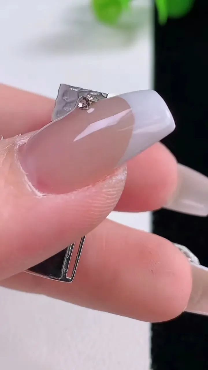 天然A货翡翠种乌鸡种随形吊坠，尺寸27.2-11.4-7.7，重量:4.88g
12月5日