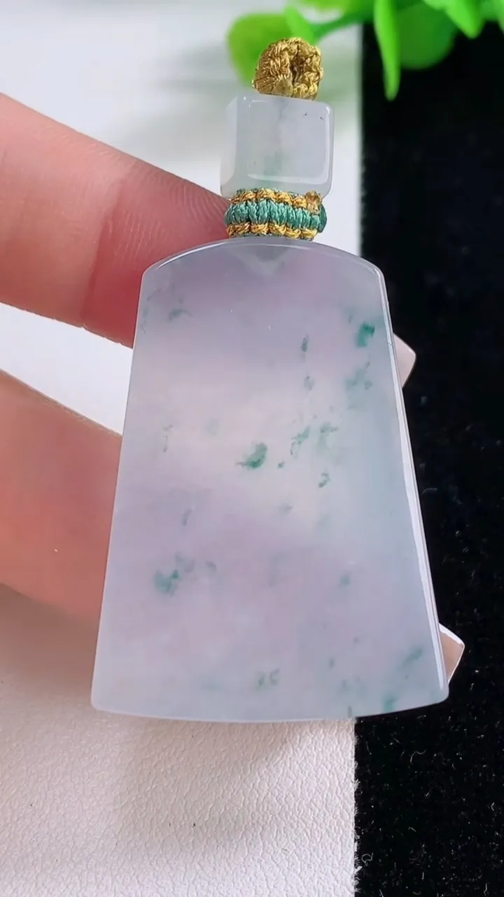 天然A货翡翠种飘花无事牌吊坠，尺寸39-27.7-5，重量:16.85g
12月5日