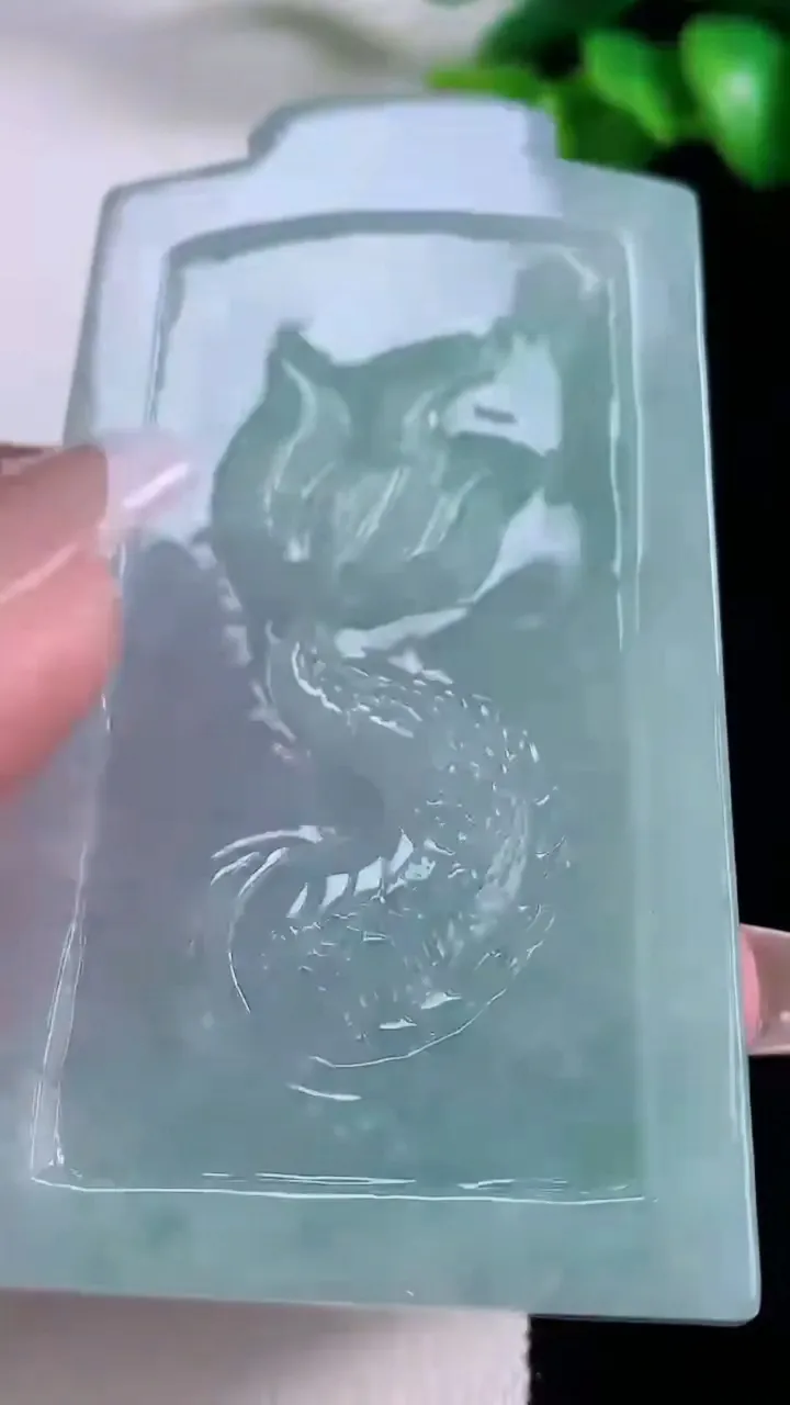 天然A货翡翠龙牌吊坠，尺寸72-40.4-9，重量:68.50g
12月5日