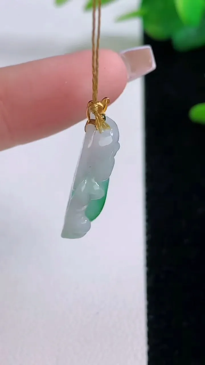 天然A货翡翠佛公吊坠，尺寸21.7-22.7-5.9，重量:4.36g
12月5日