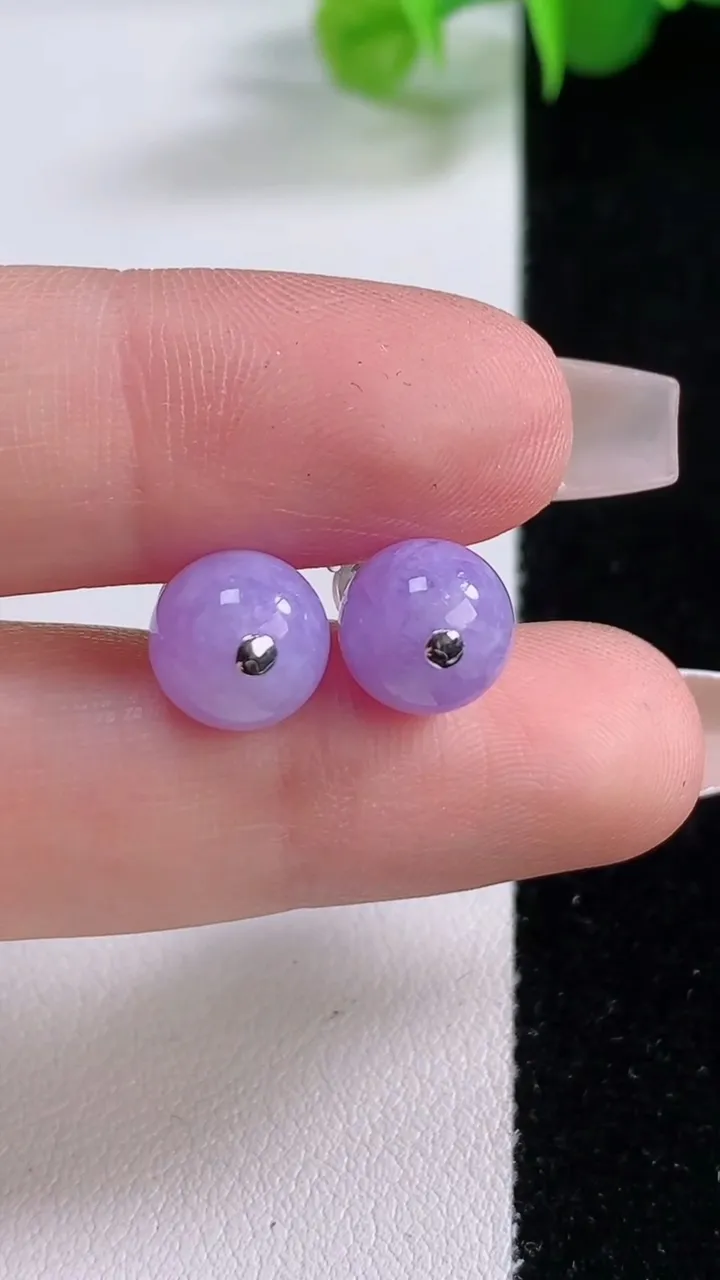 天然A货翡翠种紫罗兰圆珠耳钉，尺寸8.6，重量:2.70g12月5日
工厂直销收藏佳品,种好水足，色泽均匀，有种有色，上手高大气！