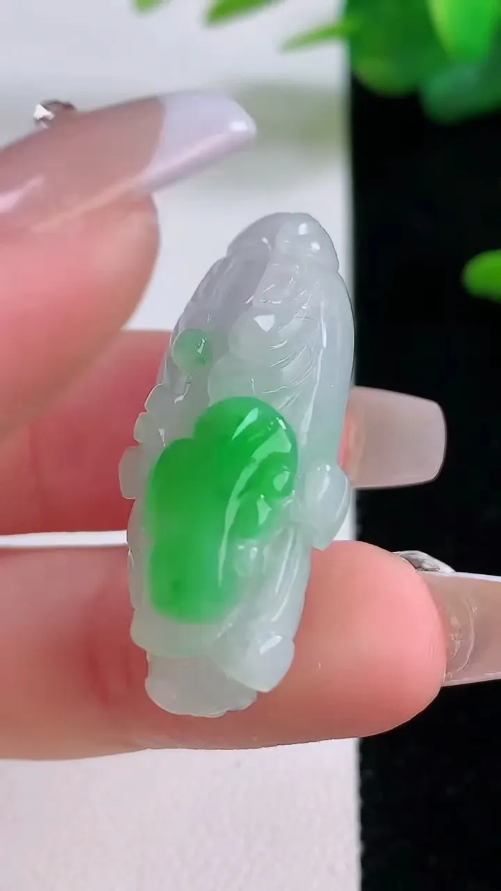 天然A货翡翠白菜吊坠，尺寸34.6-16.2-12.5，重量:9.94g
12月5日