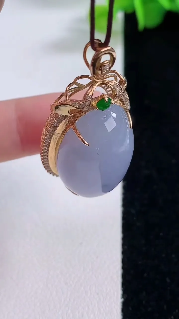 天然A货翡翠种紫罗兰蛋面 鸽子蛋吊坠，尺寸53.6-20.3-15.4裸石29-15，重量:13.48g
12月5日