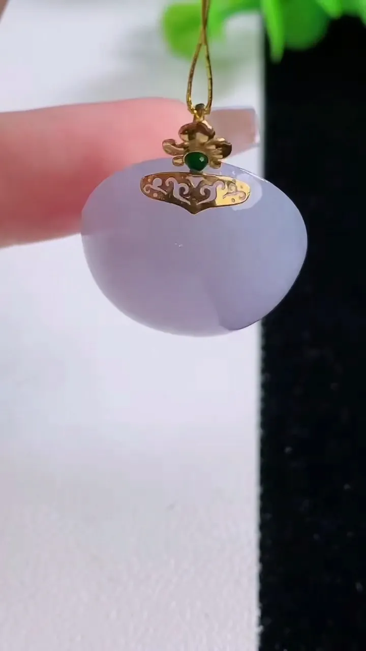 天然A货翡翠种紫罗兰蛋面吊坠，尺寸24.5-21.5-11.3，重量:10.00g
12月5日