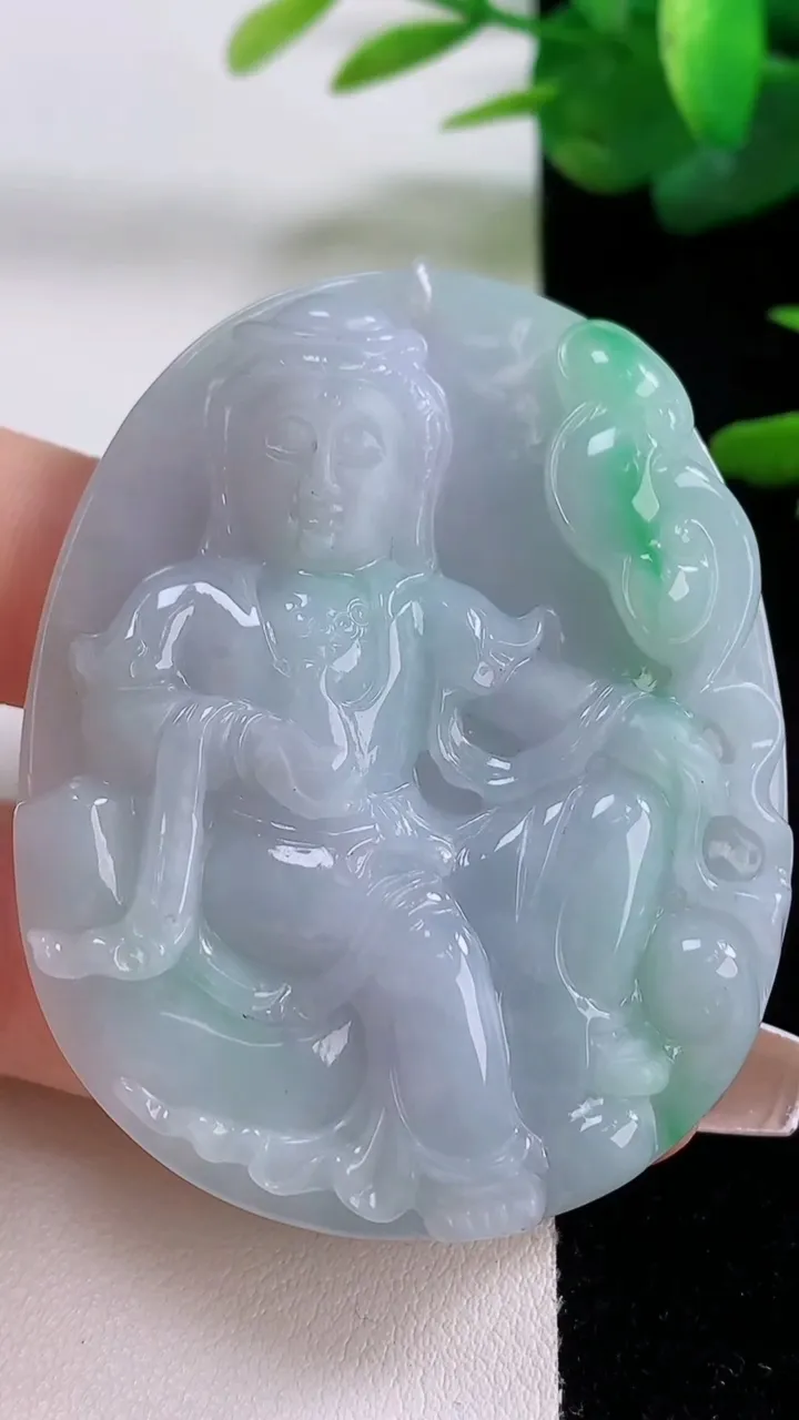 天然A货翡翠观音菩萨吊坠，尺寸55.8-44.3-7.3，重量:37.89g
12月5日