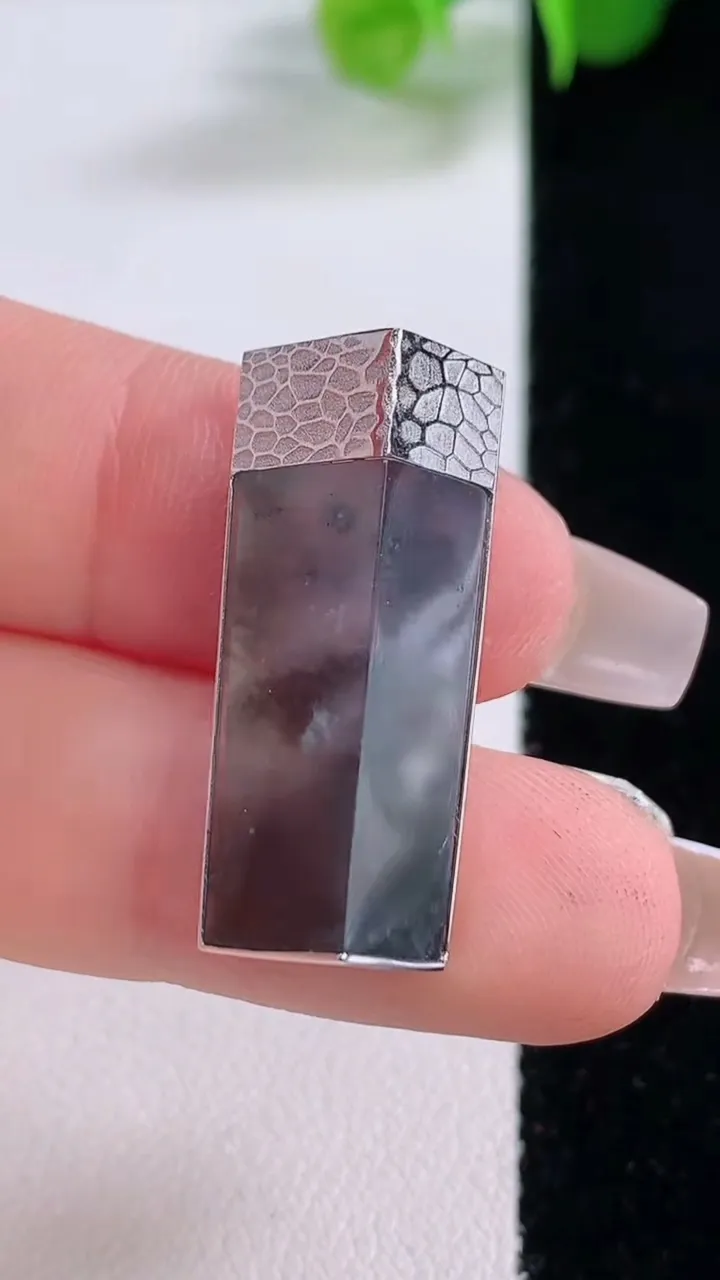 天然A货翡翠种乌鸡种随形吊坠，尺寸27.2-11.4-7.7，重量:4.88g
12月5日