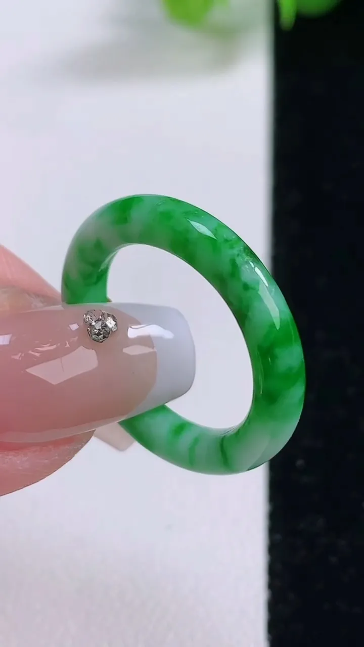 天然A货翡翠指环 戒指，尺寸17.6-3.4-3.2，重量:2.62g2025年12月5日
工厂直销