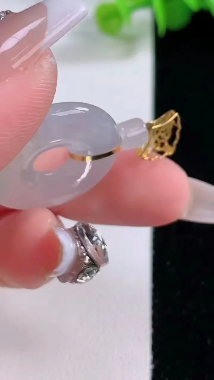 天然A货翡翠平安环吊坠，尺寸23-4，重量:4.80g
12月5日