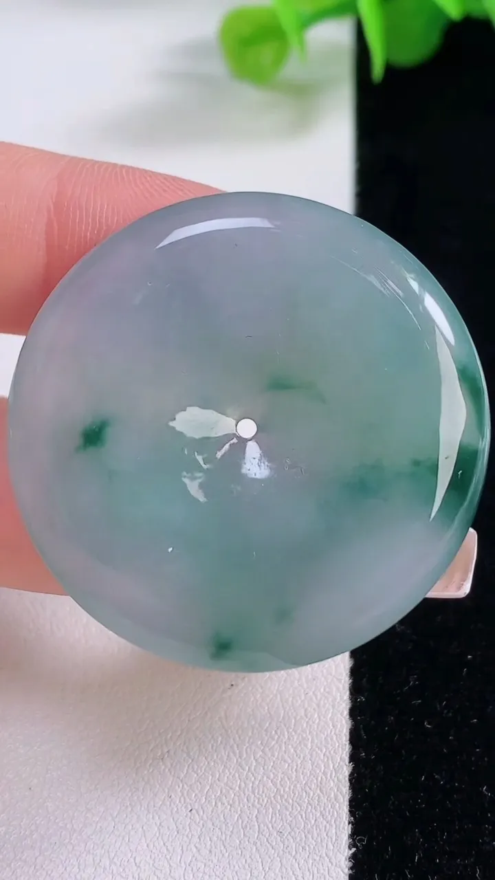 天然A货翡翠冰种飘花平安扣吊坠，尺寸37.8-6，重量:17.91g
12月5日