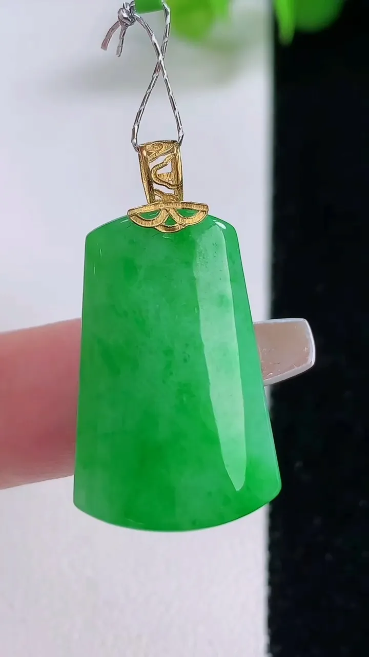天然A货翡翠无事牌吊坠，尺寸25-15.2-4.7，重量:4.21g
12月5日
