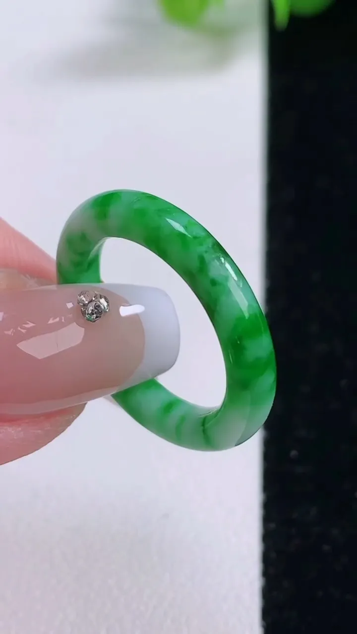 天然A货翡翠指环 戒指，尺寸17.6-3.4-3.2，重量:2.62g2025年12月5日
工厂直销收藏佳品,种好水足，色泽均匀，有种有色，上手高大气！