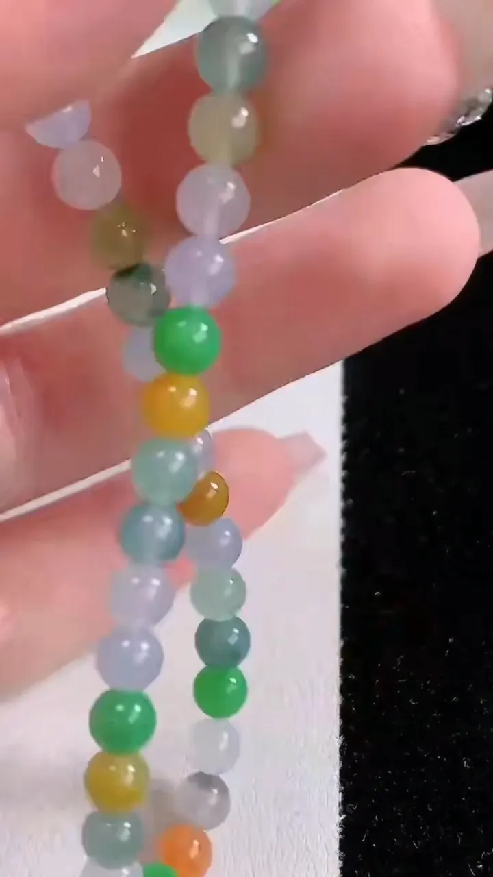 天然A货翡翠种四彩小米圆珠手串37颗，尺寸4.8，重量:8.79g12月5日
工厂直销收藏佳品,种好水足，色泽均匀，有种有色，上手高大气！