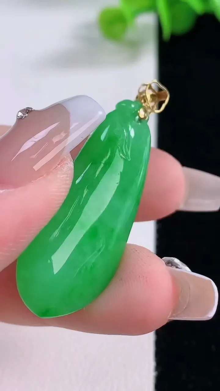 天然A货翡翠福瓜吊坠，尺寸35.8-14.5-8.5，重量:8.96g
12月5日