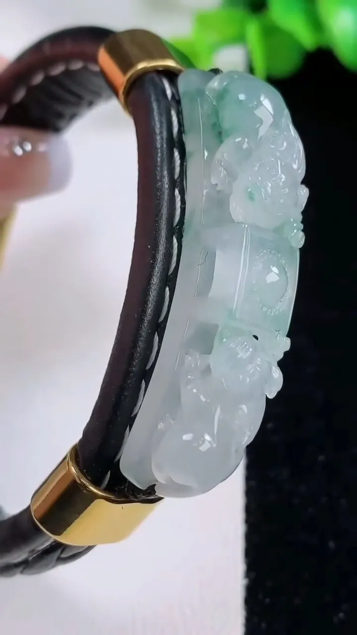 天然A货翡翠冰种飘花貔貅手牌 手绳，尺寸45.2-9.7-7.7，重量:32.44g
12月5日