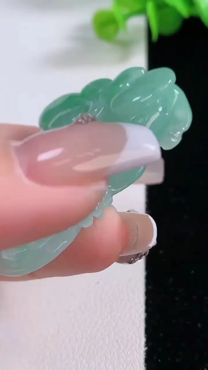 天然A货翡翠霸王貔貅吊坠，尺寸47.4-29-12.8，重量:40.79g
12月5日