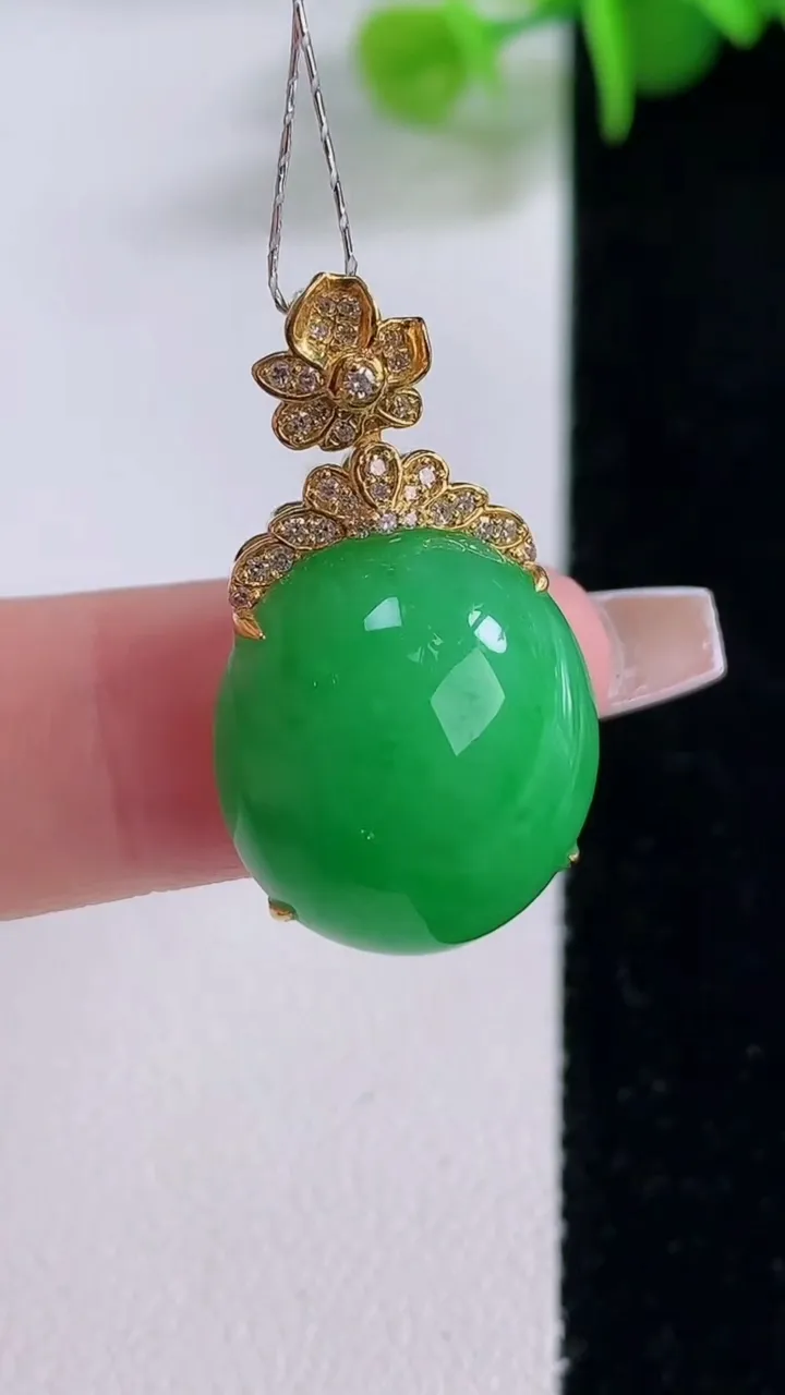 天然A货翡翠蛋面吊坠，尺寸27.5-17-15.7-9.5，重量:5.44g
12月5日