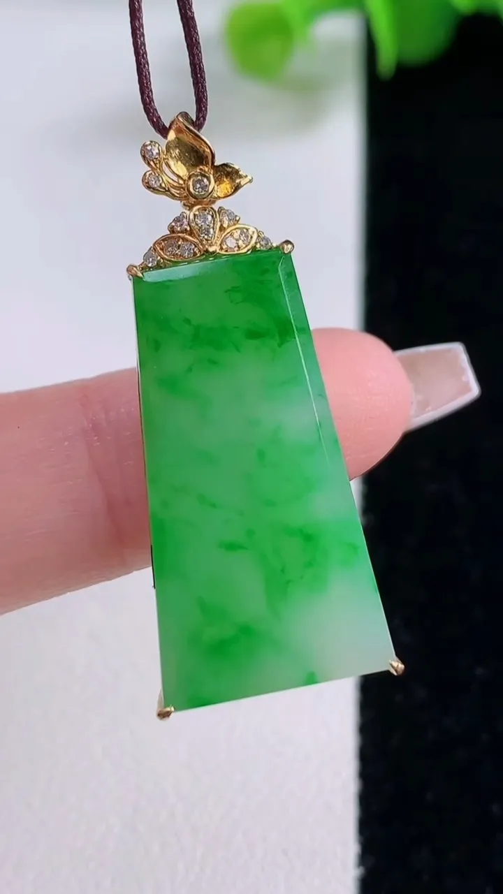 天然A货翡翠无事牌吊坠，尺寸35.4-26.6-13.3-5.7，重量:4.11g
12月5日