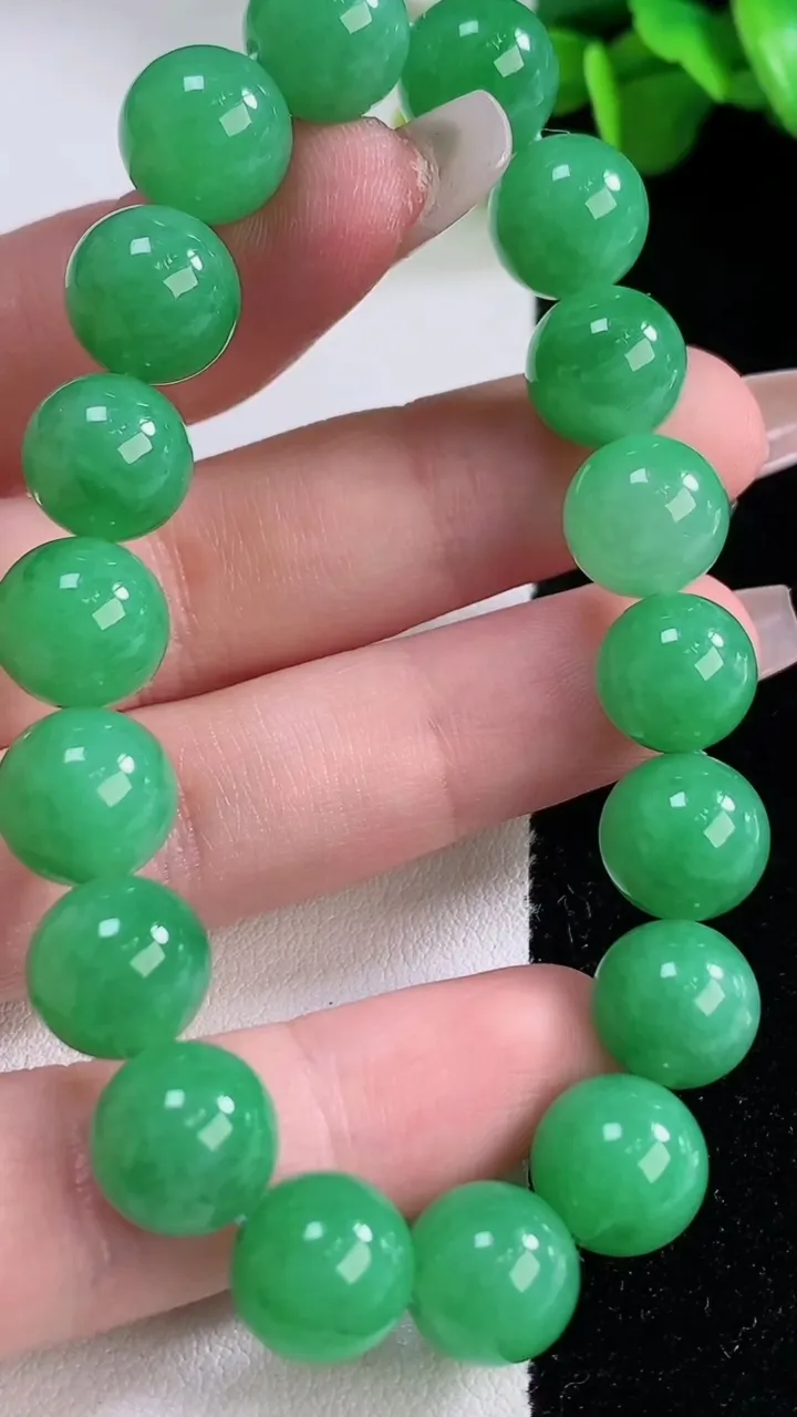 天然A货翡翠圆珠手串18颗，尺寸10.4，重量:34.55g12月5日
工厂直销收藏佳品,种好水足，色泽均匀，有种有色，上手高大气！