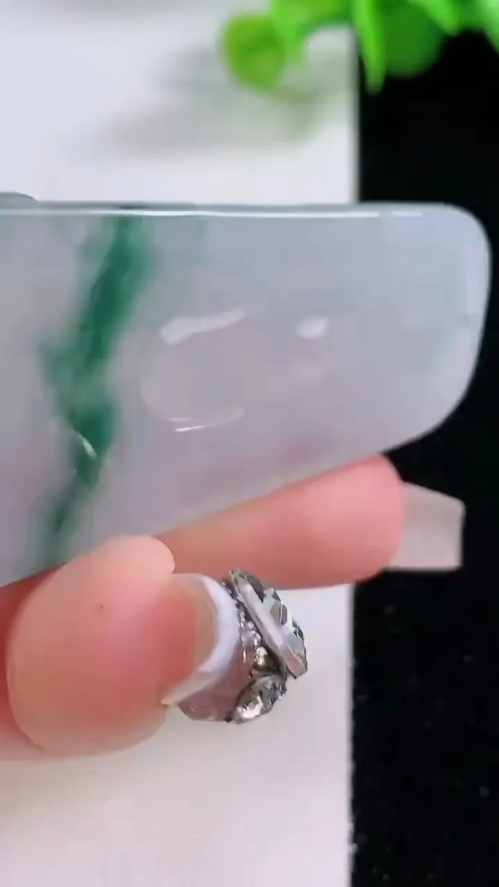 天然A货翡翠冰种飘花大势至观音菩萨吊坠，尺寸54-27.8-5.2，重量:18.15g
12月5日