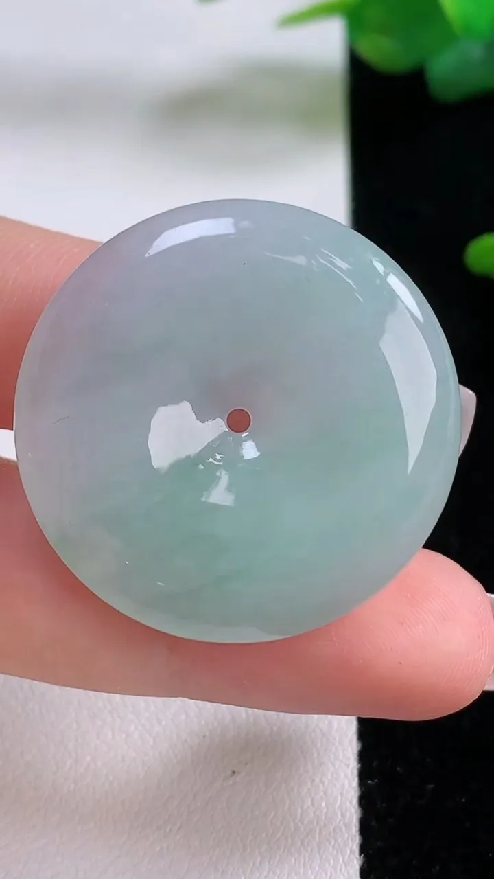 天然A货翡翠平安扣吊坠，尺寸32-5.7，重量:12.48g
12月5日