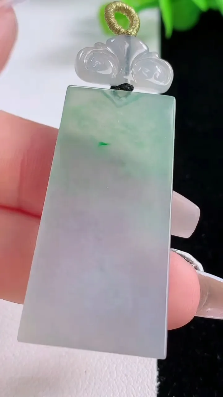 天然A货翡翠仿古无事牌吊坠，尺寸40.4-21-3.4，重量:10.23g
12月5日