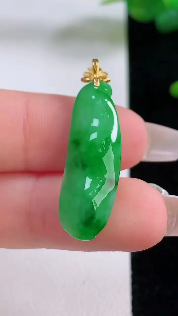 天然A货翡翠福豆吊坠，尺寸27.5-9.4-6.8，重量:2.79g
12月5日