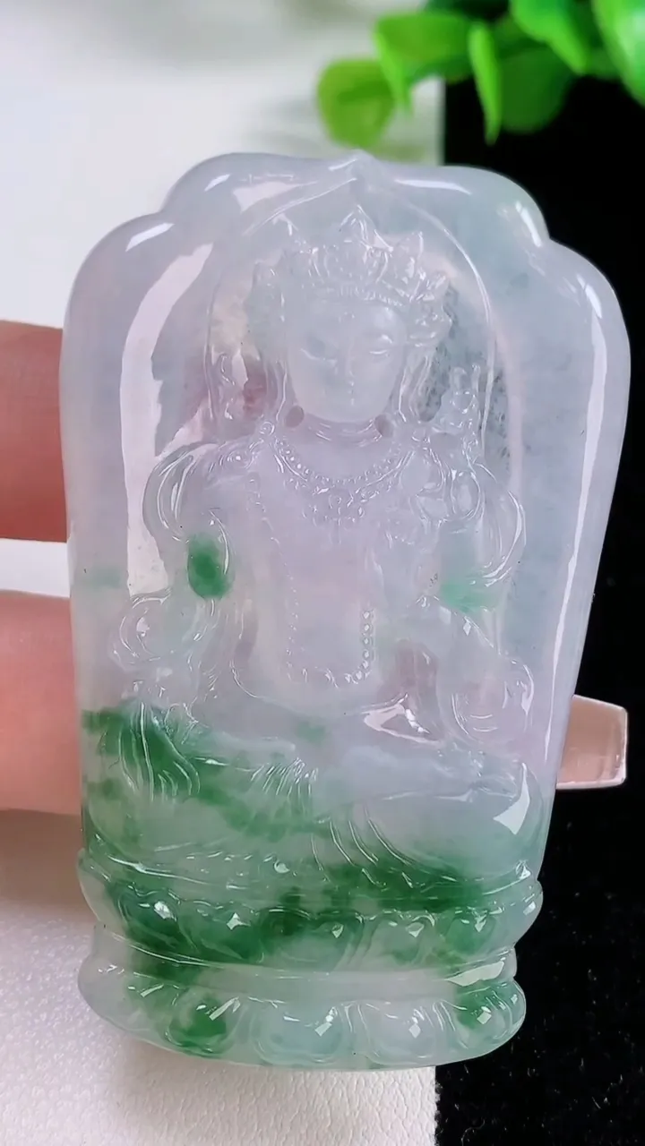 天然A货翡翠种飘花度母观音菩萨吊坠，尺寸64.4-40.6-6，重量:32.78g
12月5日