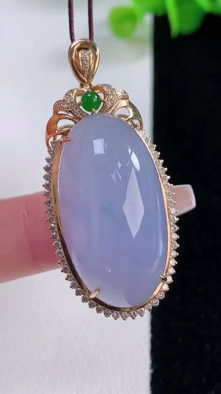 天然A货翡翠种飘花平安扣吊坠，尺寸35.6-5.8，重量:15.79g
12月5日