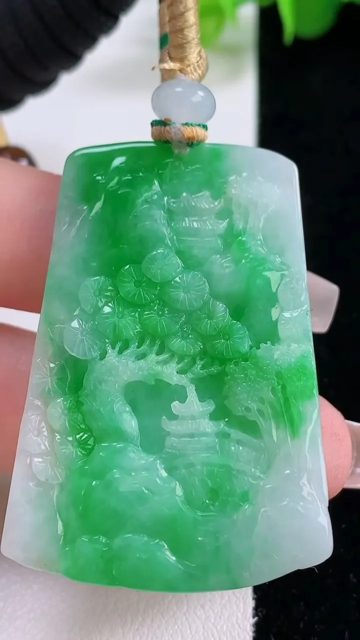 天然A货翡翠山水龙牌吊坠，尺寸47-32.5-8.3，重量:28.98g
12月5日