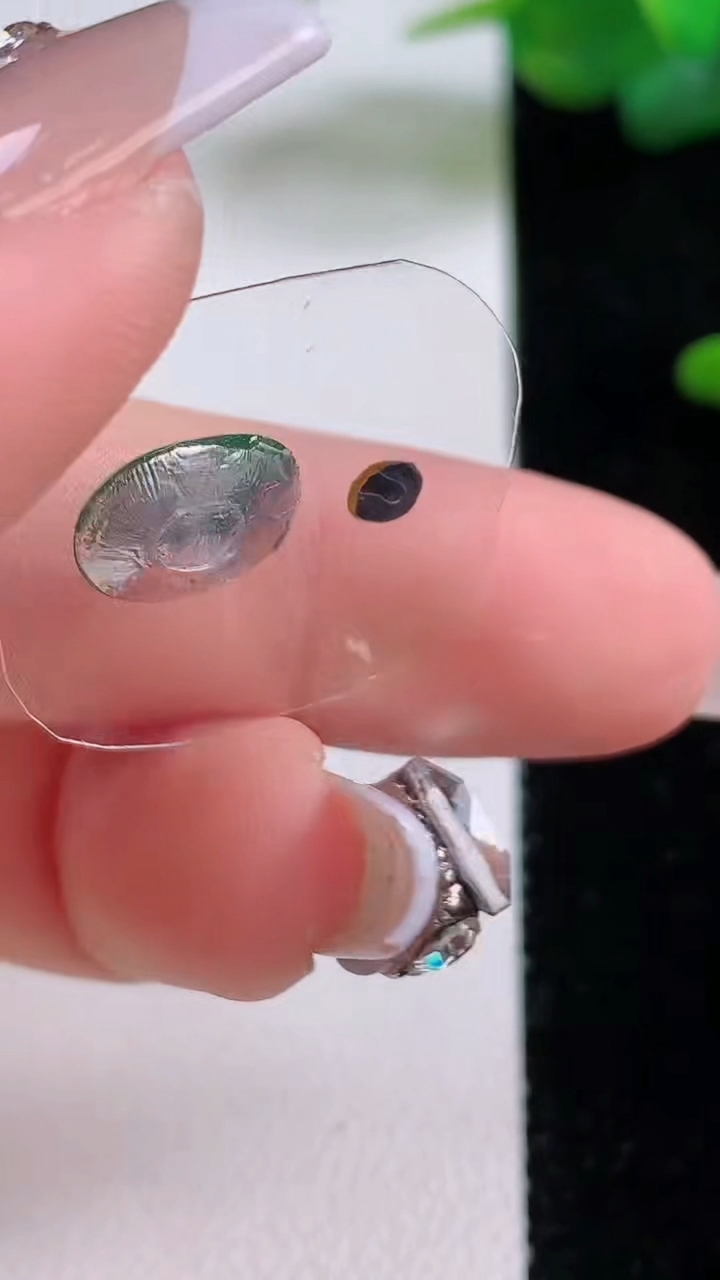 天然A货翡翠蛋面镶嵌件一对，尺寸10-7.8-3.2，重量:0.65g
12月5日