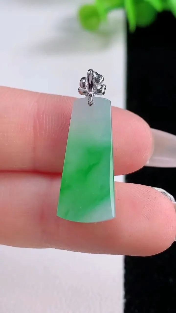 天然A货翡翠无事牌吊坠，尺寸22-10-5.6，重量:2.61g
12月5日