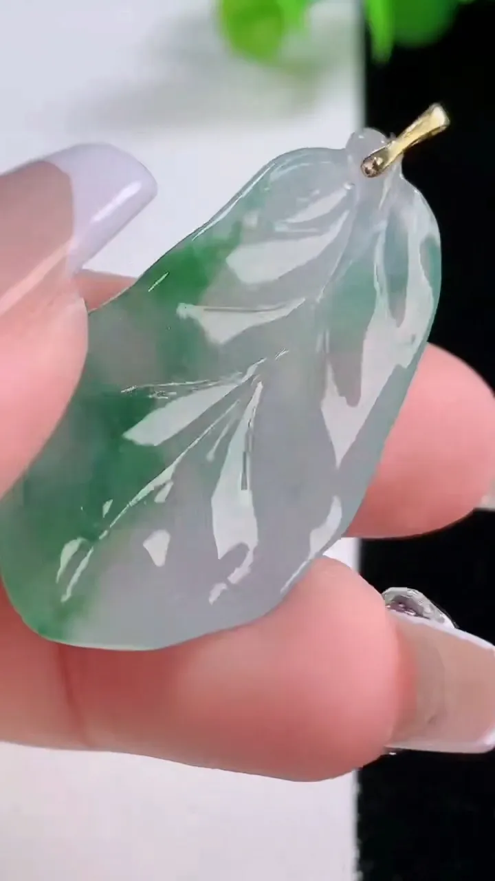 天然A货翡翠种飘花金枝玉叶 叶子吊坠，尺寸34-19.8-4.6，重量:6.49g
12月5日