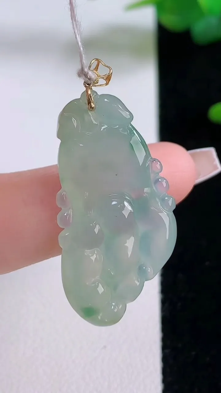 天然A货翡翠双彩佛手瓜吊坠，尺寸31.8-16.7-6.4，重量:5.70g
12月5日