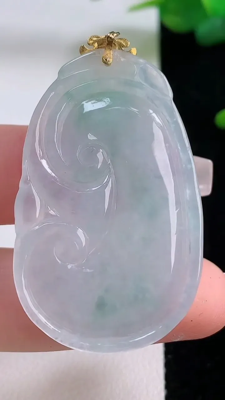 天然A货翡翠种飘花如意吊坠，尺寸42-27-5.4，重量:12.24g
12月5日