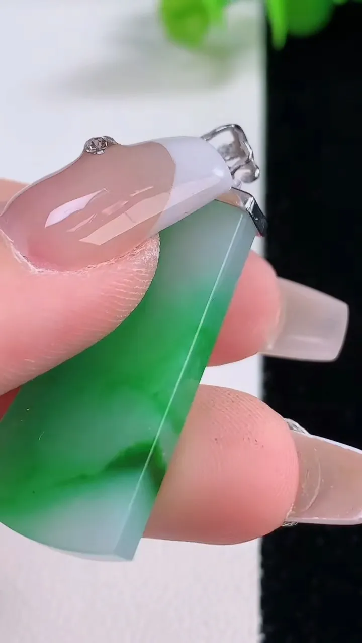 天然A货翡翠无事牌吊坠，尺寸34.7-15.3-3.8，重量:6.40g
12月5日