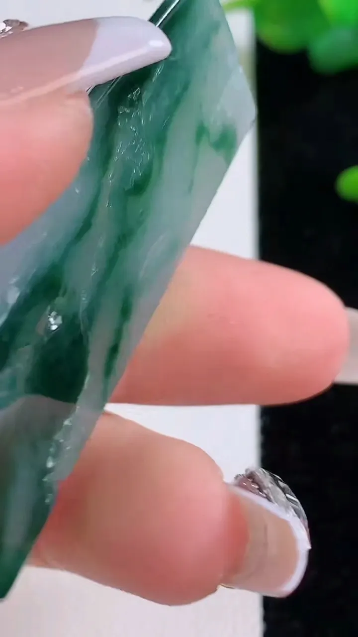 天然A货翡翠牌吊坠，尺寸51.7-27.3-5.7，重量:18.02g
12月5日