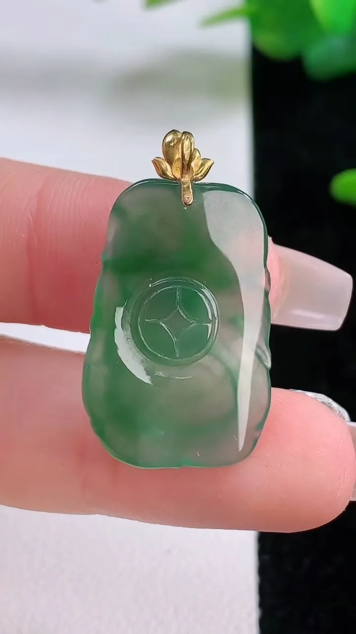 天然A货翡翠九尾狐吊坠，尺寸25.3-16.6-4.5，重量:3.36g
12月5日