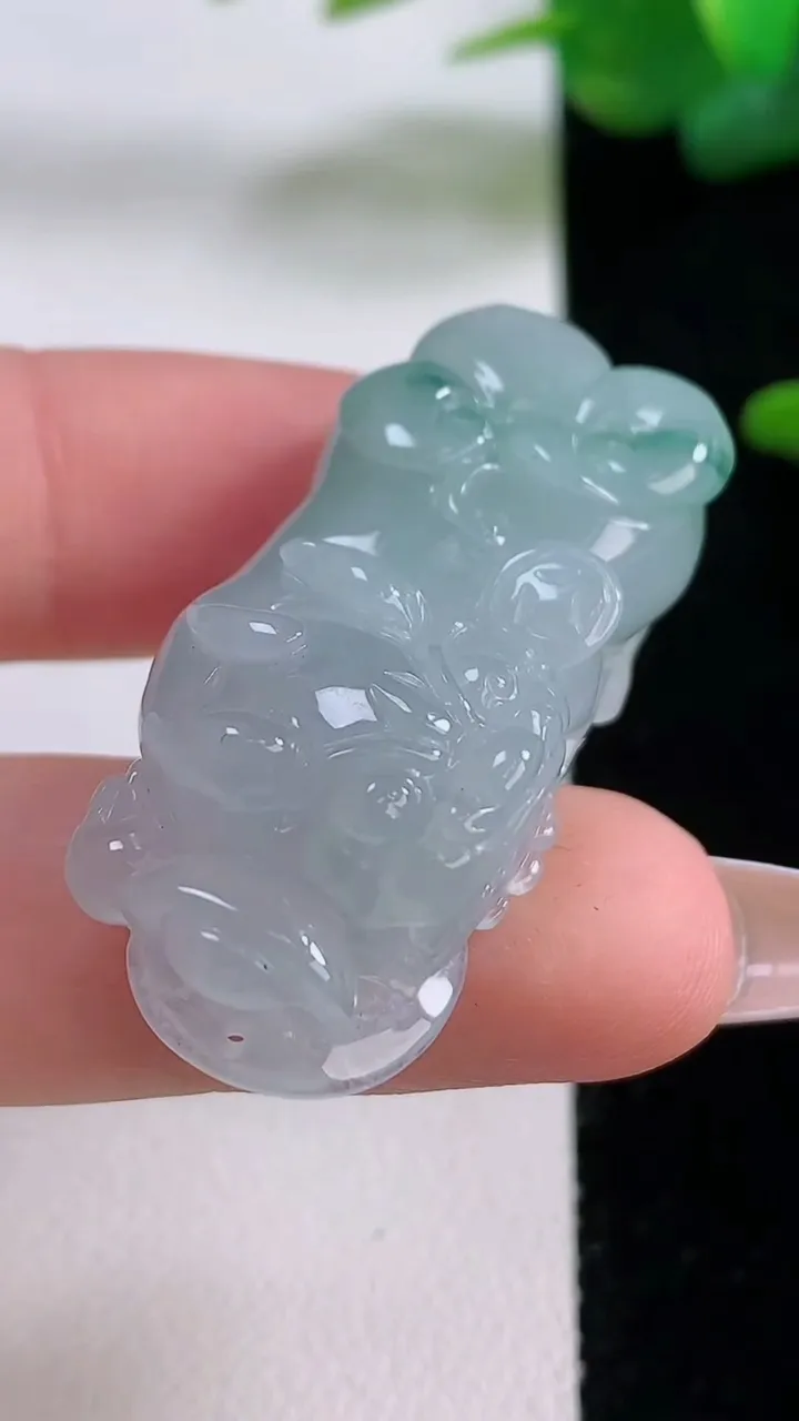 天然A货翡翠飘花霸王貔貅吊坠，尺寸38.8-16.4-11，重量:17.18g
12月5日