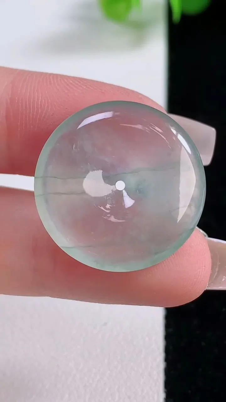 天然A货翡翠冰种飘花平安扣吊坠，尺寸23-4.3，重量:4.68g
12月5日