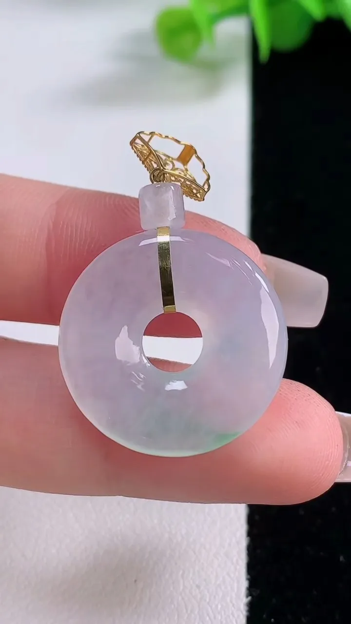 天然A货翡翠平安环吊坠，尺寸23-4，重量:4.80g
12月5日