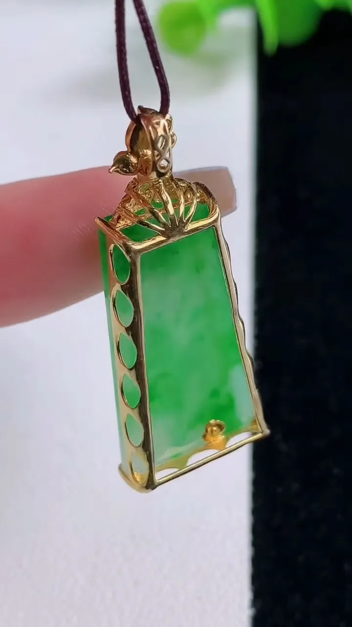 天然A货翡翠无事牌吊坠，尺寸35.4-26.6-13.3-5.7，重量:4.11g
12月5日