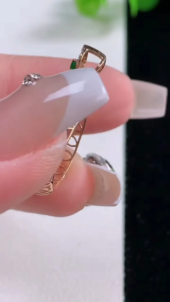 天然A货翡翠种紫罗兰水滴吊坠，尺寸26-13.5-9裸石14.7-10.7，重量:2.91g
12月5日