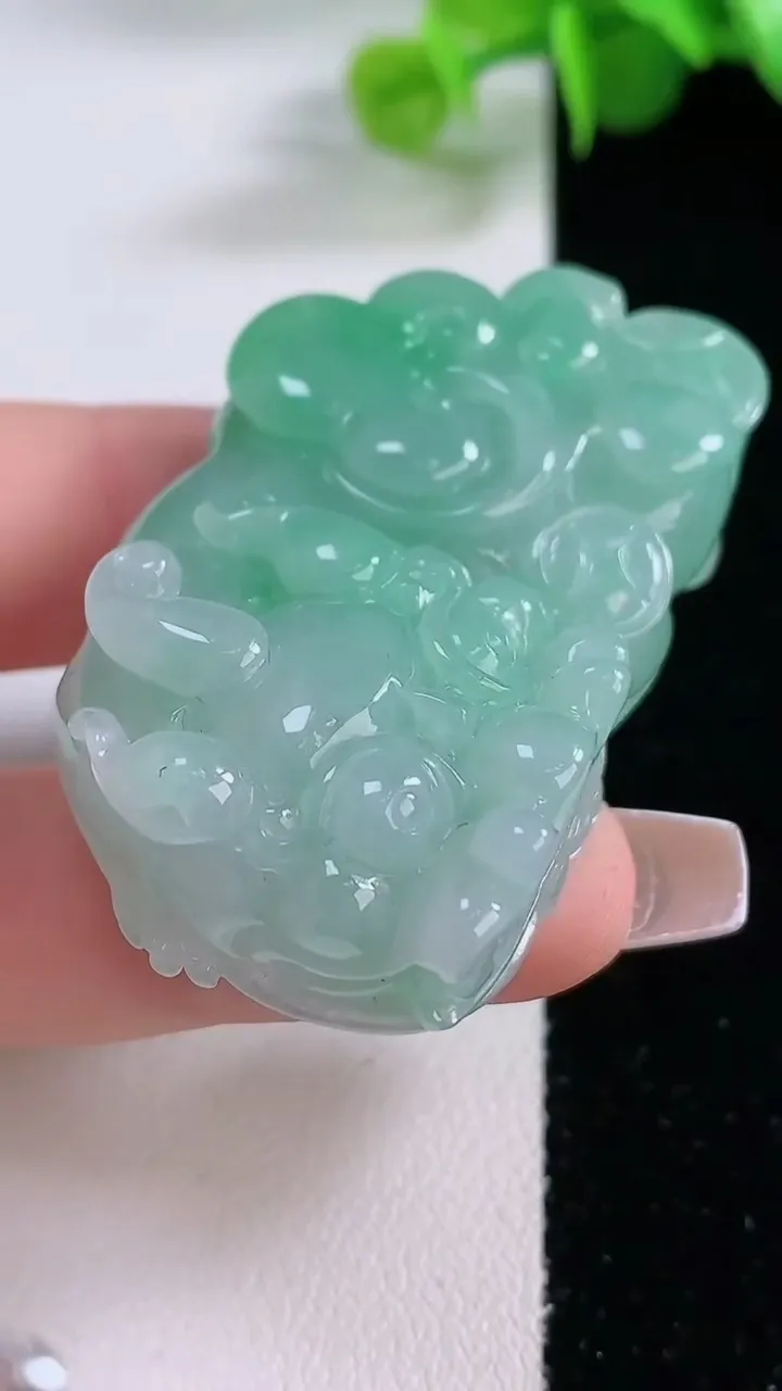 天然A货翡翠霸王貔貅吊坠，尺寸47.4-29-12.8，重量:40.79g
12月5日