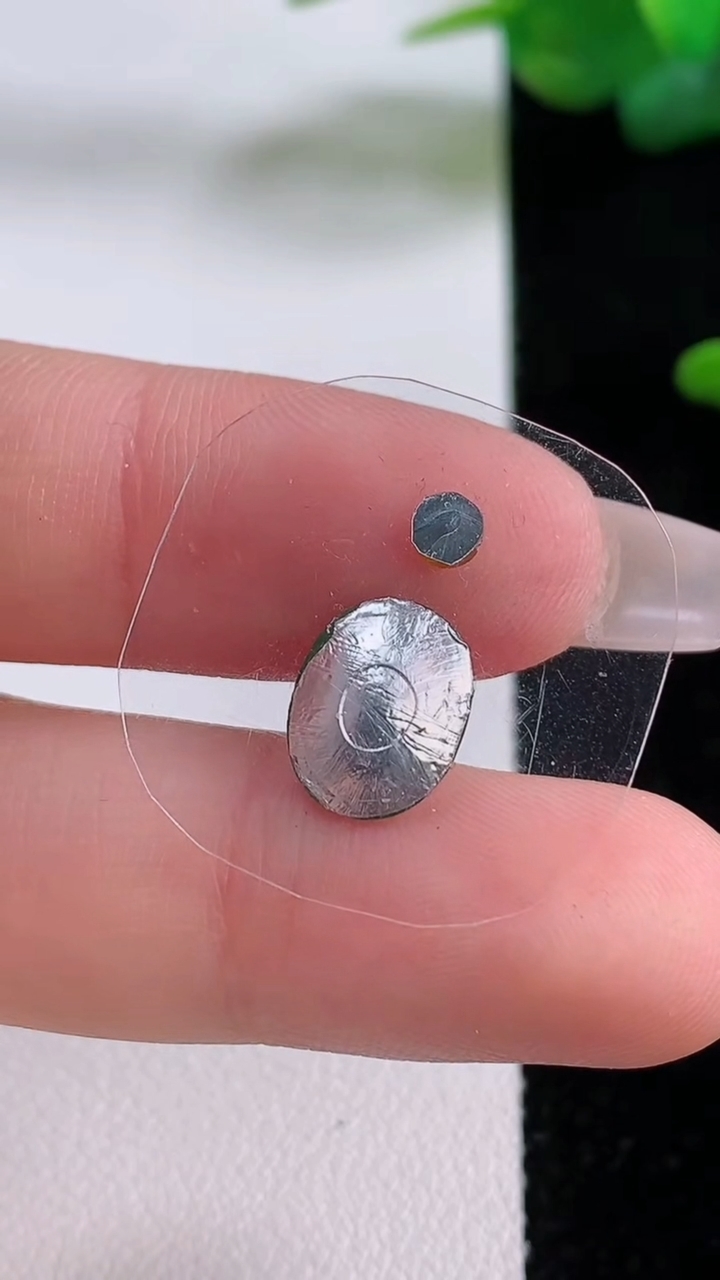 天然A货翡翠蛋面镶嵌件一对，尺寸10-7.8-3.2，重量:0.65g
12月5日