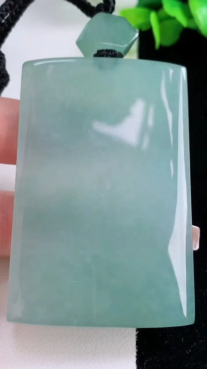 天然A货翡翠无事牌吊坠，尺寸61.8-41.2-8.7，重量:78.54g
12月5日