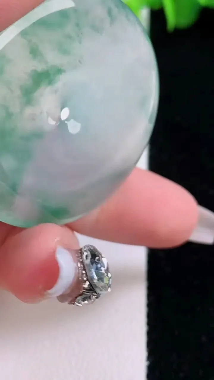 天然A货翡翠种飘花平安扣吊坠，尺寸40-5.5，重量:19.50g
12月5日